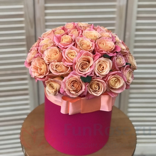 Цветы в коробке FunRose 45 Персиковых роз Мисс Пиги (50см) 