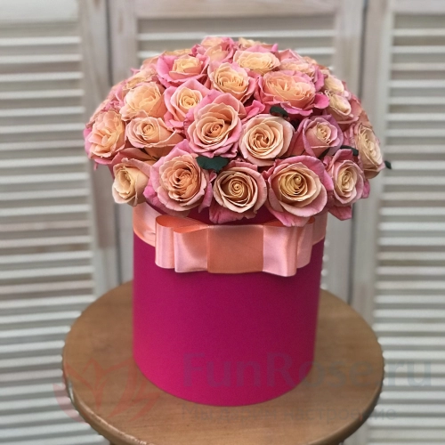 Цветы в коробке FunRose 45 Персиковых роз Мисс Пиги (50см) 