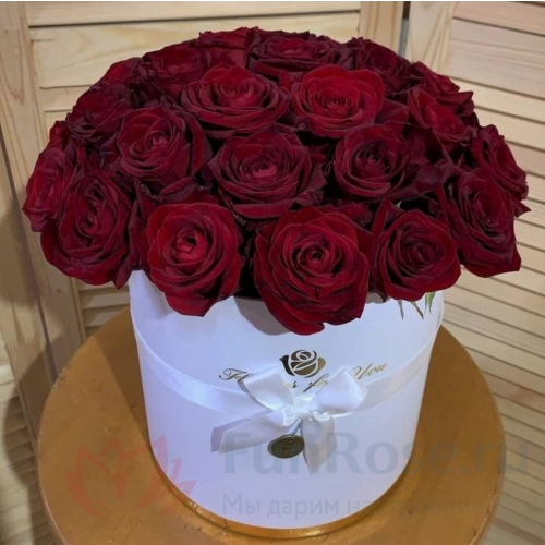Цветы в коробке FunRose 35 Роз Россия Красные (60 см) 