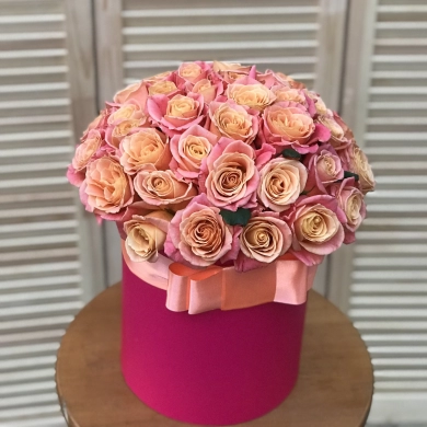 FunRose 45 Персиковых роз Мисс Пиги (50см) Цветы в коробке