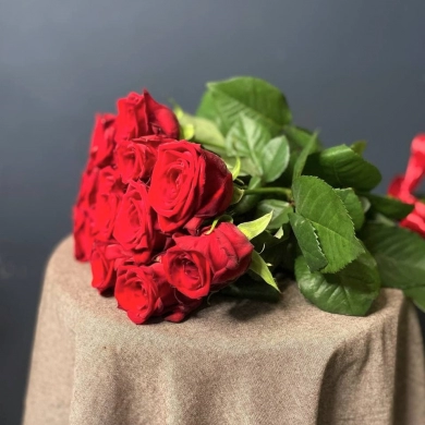 FunRose 15 Роз Ред Наоми Красные (60 см) до 25 роз