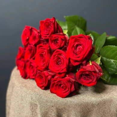 FunRose 15 Роз Ред Наоми Красные (60 см) до 25 роз